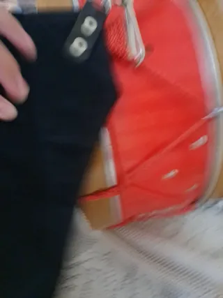 Tambor con cuerdas y sonajero