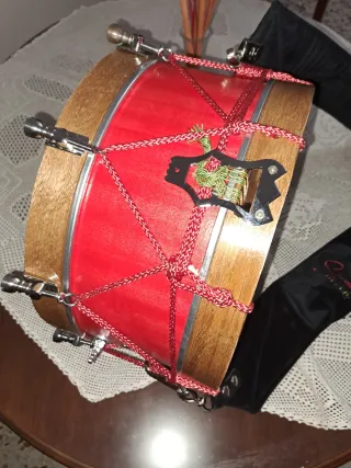 Tambor con cuerdas y sonajero