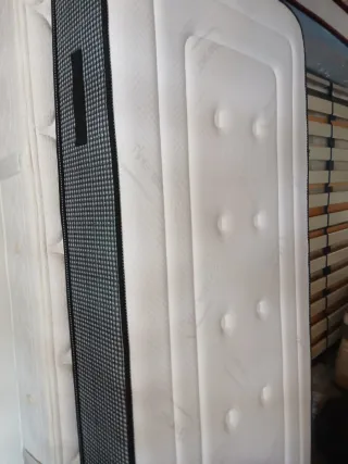 Colchón visco Thermo Cool y base tapizada.