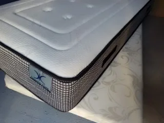 Colchón visco Thermo Cool y base tapizada.