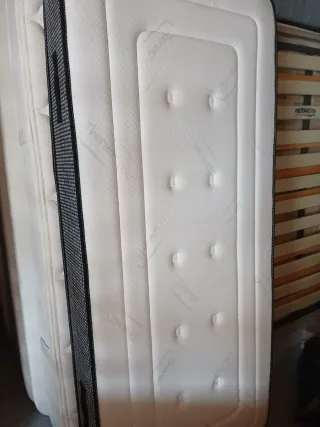 Colchón visco Thermo Cool y base tapizada.