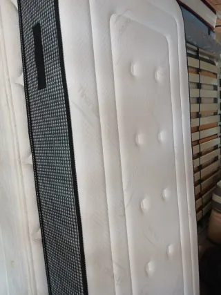 Colchón visco Thermo Cool y base tapizada.