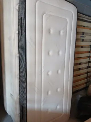 Colchón visco Thermo Cool y base tapizada.