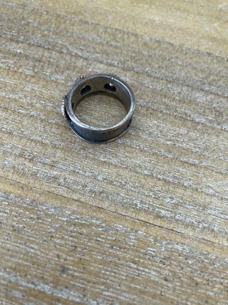 Anel com pedras dourado e prateado