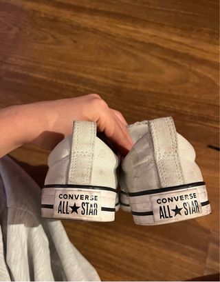 Zapatillas Converse grises y blancas