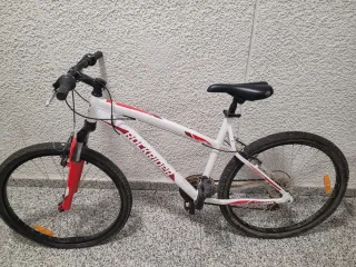 Bicicleta de Montaña Rockrider Blanca y Roja.