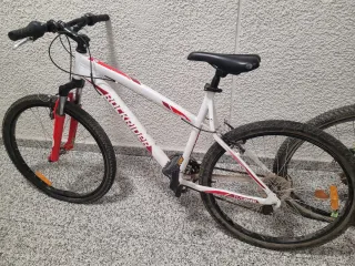 Bicicleta de Montaña Rockrider Blanca y Roja.