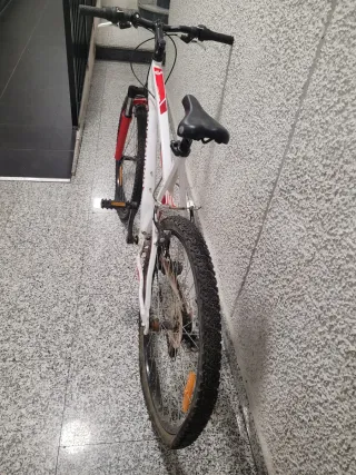 Bicicleta de Montaña Rockrider Blanca y Roja.