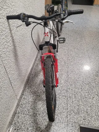 Bicicleta de Montaña Rockrider Blanca y Roja.