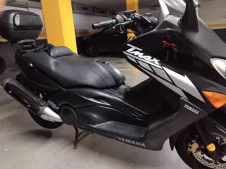 Yamaha T-Max Negra