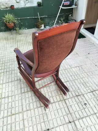 Mecedora antigua de madera y tela