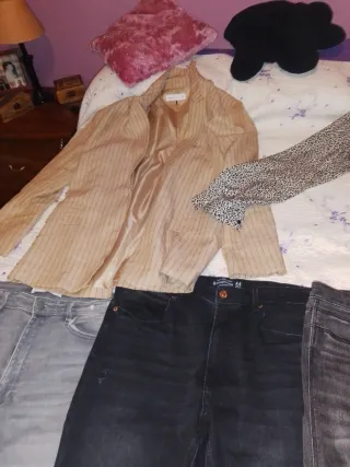 Conjunto Chaqueta Beige y Pantalones más vestido