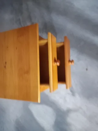 Mesita de noche de madera