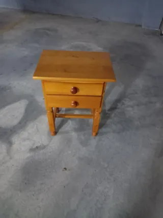 Mesita de noche de madera