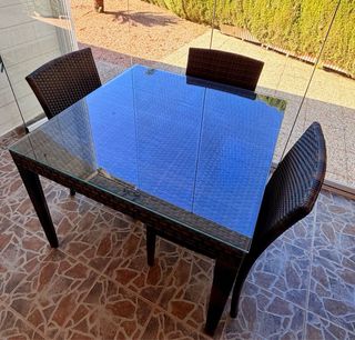 Mesa y 4 sillas de Ratan  con cristal