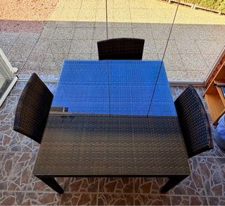 Mesa y 4 sillas de Ratan  con cristal