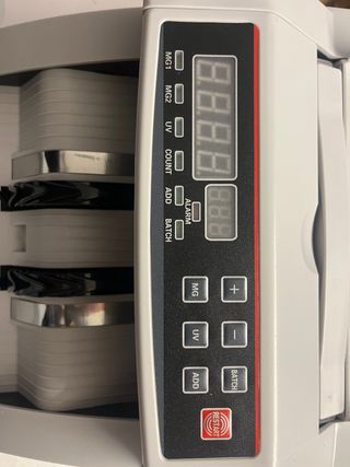 Contador y detector de billetes falsos.
