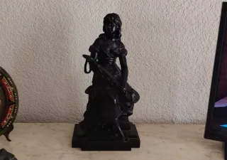 Figura decorativa de madera "mujer tocando laúd"