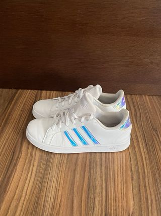 Zapatillas Adidas con Franjas Holográficas