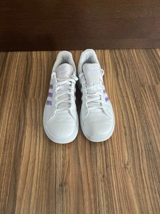 Zapatillas Adidas con Franjas Holográficas