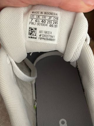 Zapatillas Adidas con Franjas Holográficas