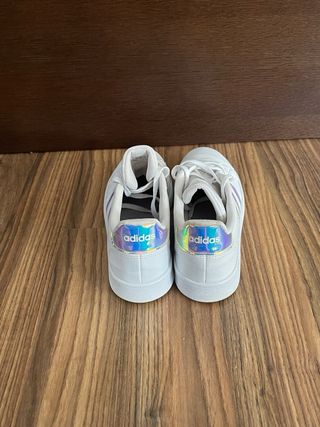Zapatillas Adidas con Franjas Holográficas