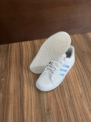 Zapatillas Adidas con Franjas Holográficas