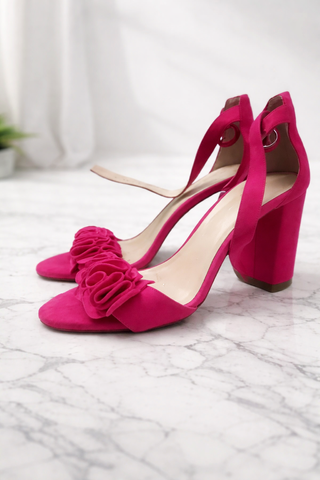 Zapatos tacón alto fucsia con flor