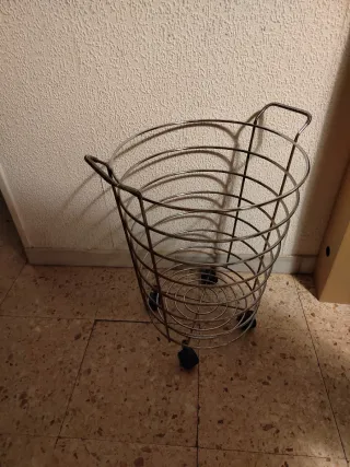 Cesta de acero inoxidable con ruedas