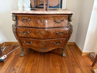 Cómoda francesa antigua de madera