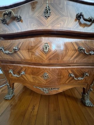 Cómoda francesa antigua de madera