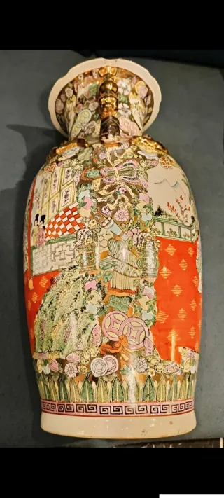 Jarrón porcelana china decorado con oro fino.