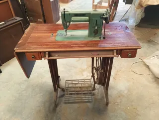 Máquina de coser antigua de madera y metal