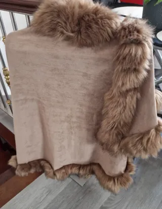 Capa mujer beige con pelo sintético