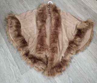 Capa mujer beige con pelo sintético