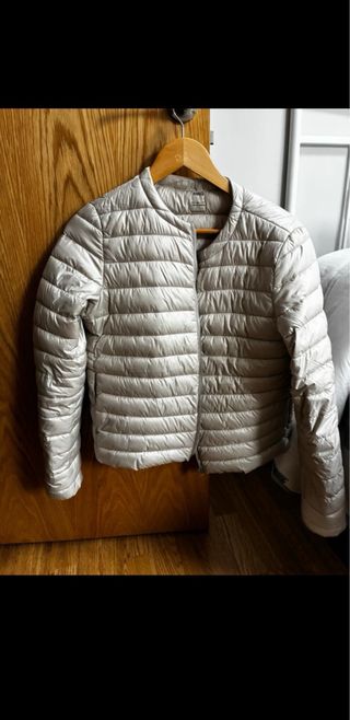 Anorak acolchado corto color crudo