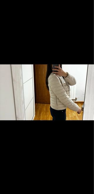 Anorak acolchado corto color crudo