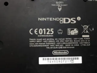 Nintendo DSi + cargador + juego + 3 lápices