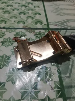 Cintura uomo fibbia automatica nero oro