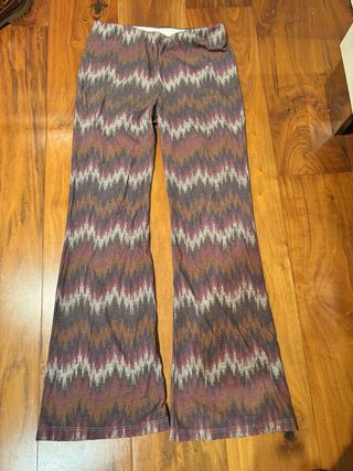 Pantalones acampanados con estampado étnico
