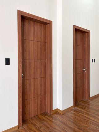 Carpintero, Montaje de puertas, y cocinas