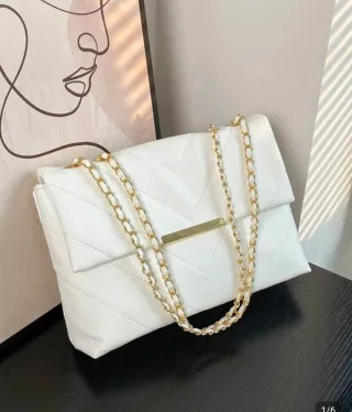 Bolso blanco acolchado cadena dorada