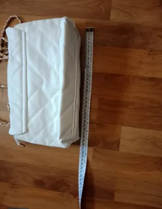 Bolso blanco acolchado cadena dorada