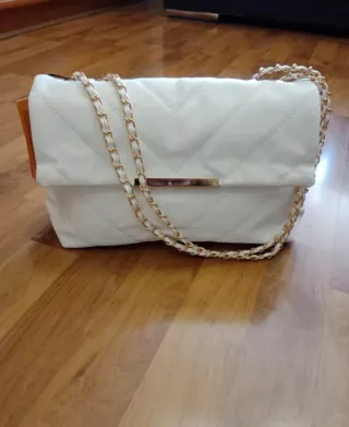 Bolso blanco acolchado cadena dorada