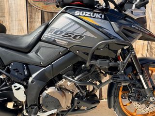 Suzuki V-Strom 1050 Adventure Negra y Dorada