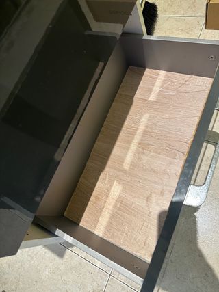 Lavabo de cerámica, armario y grifo