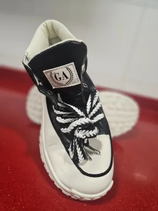 Zapatillas caña alta negras y blancas T38