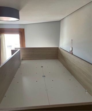 Cama alta infantil con escritorio y armario