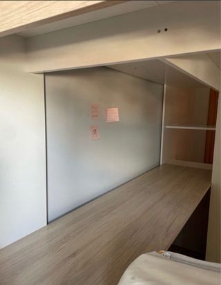 Cama alta infantil con escritorio y armario