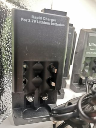 Lote cargadores 18650 UltraFire + 12 baterías